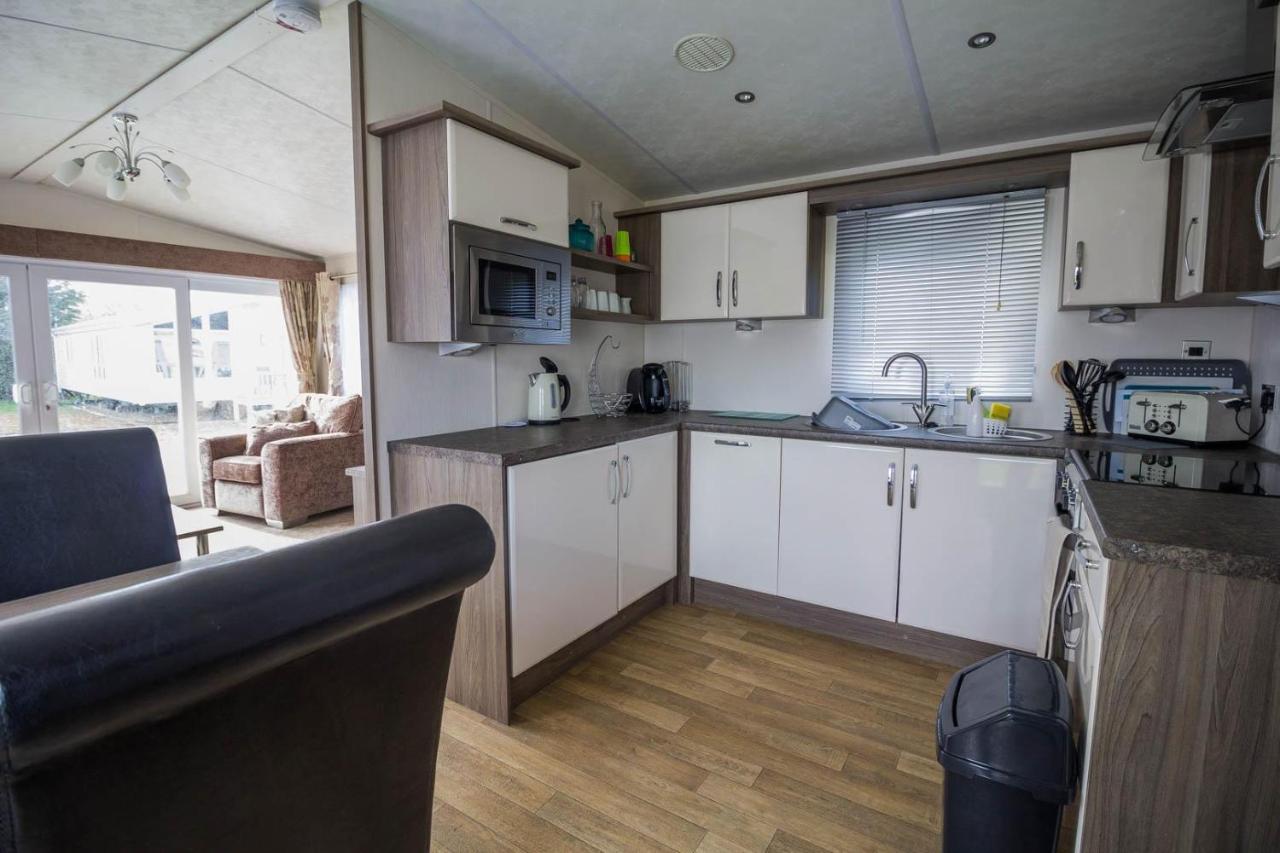 Modern 6 Berth Caravan At Highfield Grange In Essex Ref 26609P Clacton-on-Sea Exterior photo