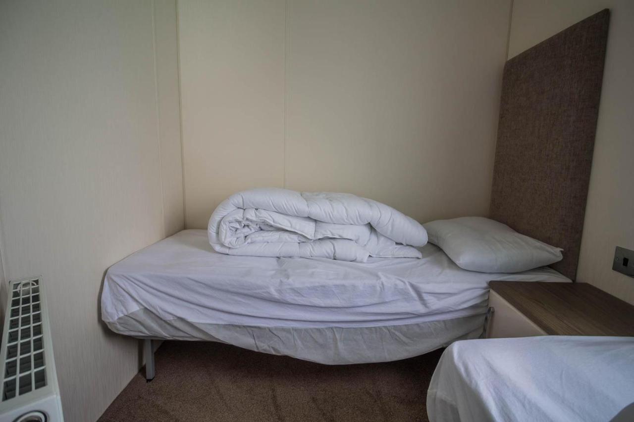 Modern 6 Berth Caravan At Highfield Grange In Essex Ref 26609P Clacton-on-Sea Exterior photo